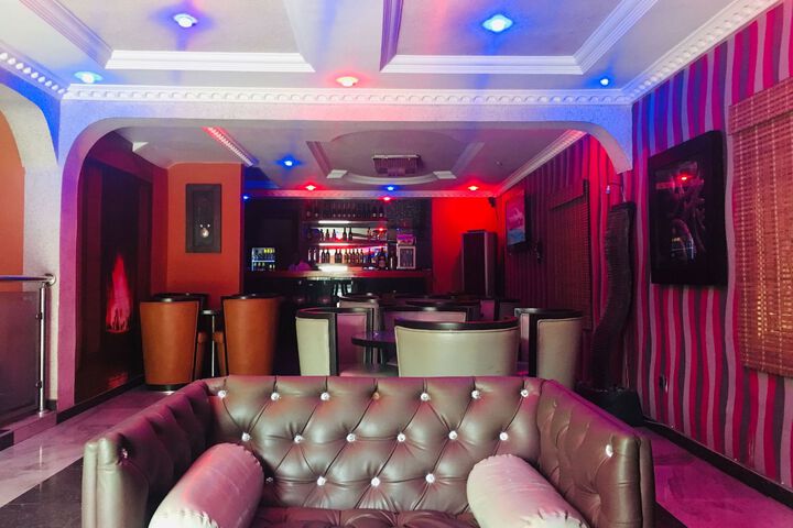 Lounge 4 of 24