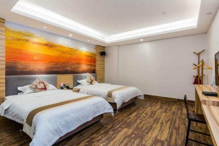 8CM Art Hotel