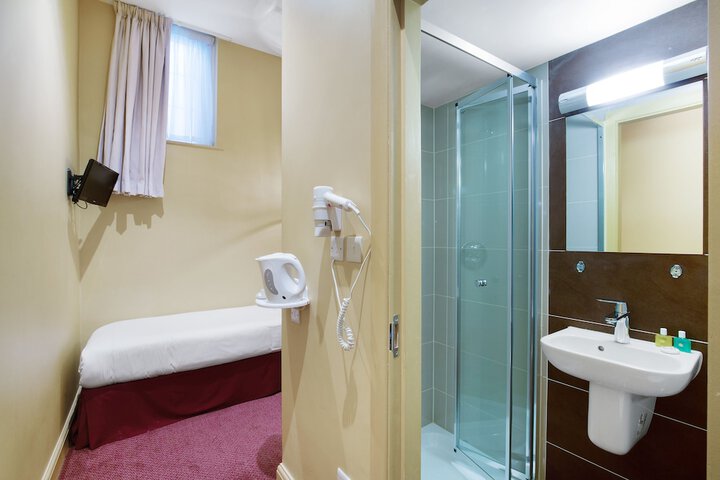 Room 18 / 31