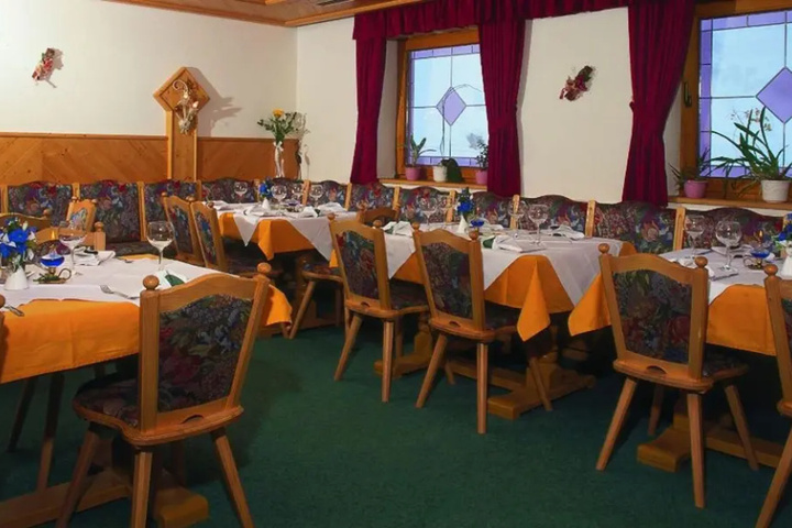 Dining 3 of 6