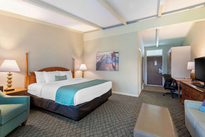 Business King Bed (14 of 14)