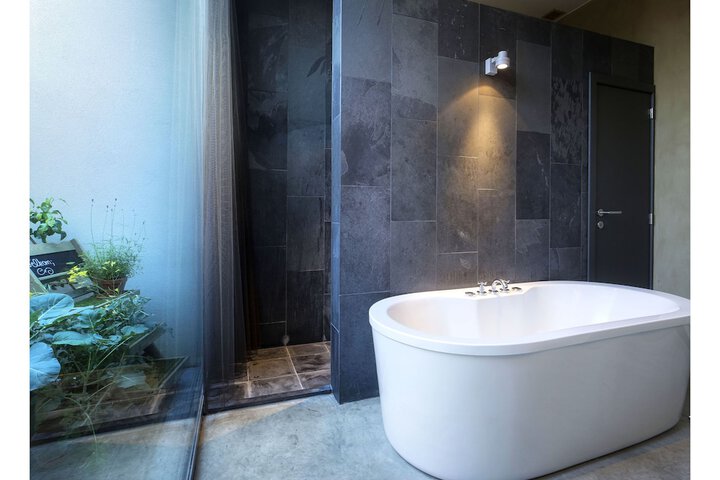 Deep soaking bathtub