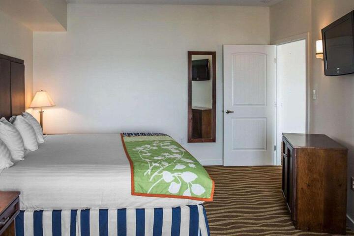 1 King Bed (14 of 17)