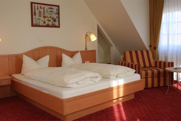 Room 4 of 63