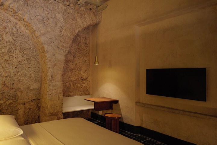 Room 18 of 76