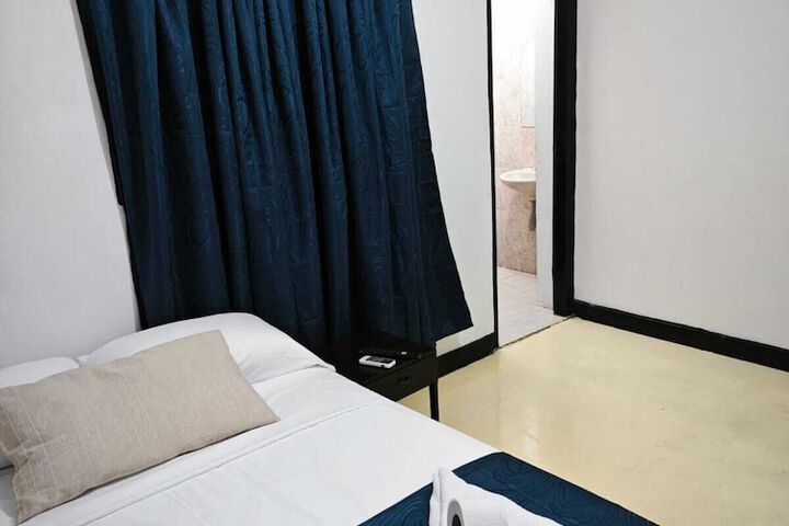 Room 10 of 32