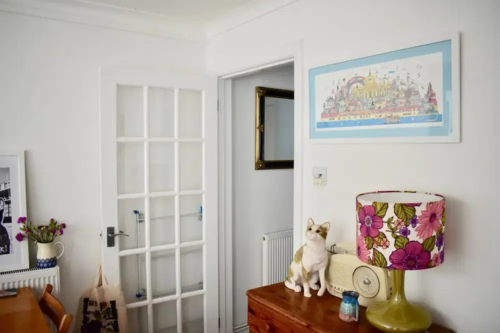 Room 6 of 12