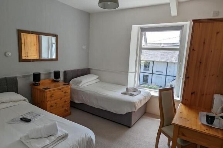 Room 10 of 32