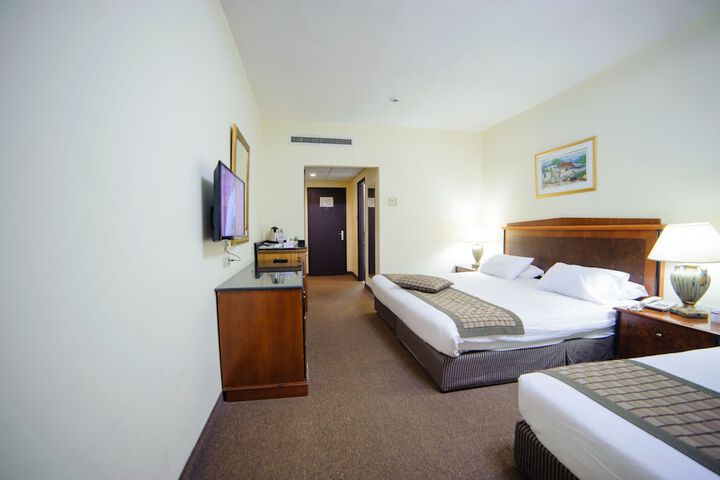 Room 10 of 29