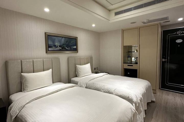Room 18 of 42
