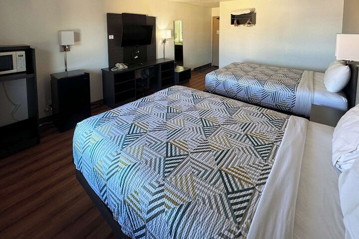 Deluxe Queen Bed (6 of 12)