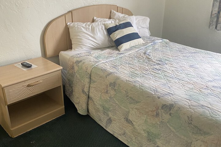 Room 10 of 25