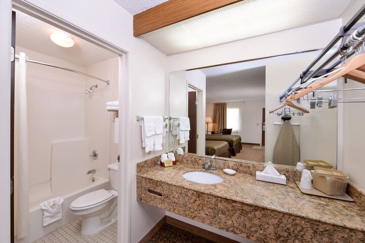 2 Double Beds (6 of 8)