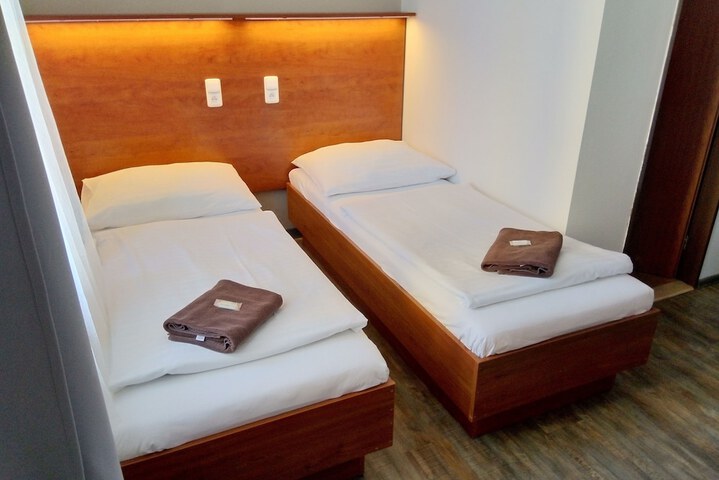 Room 4 of 25
