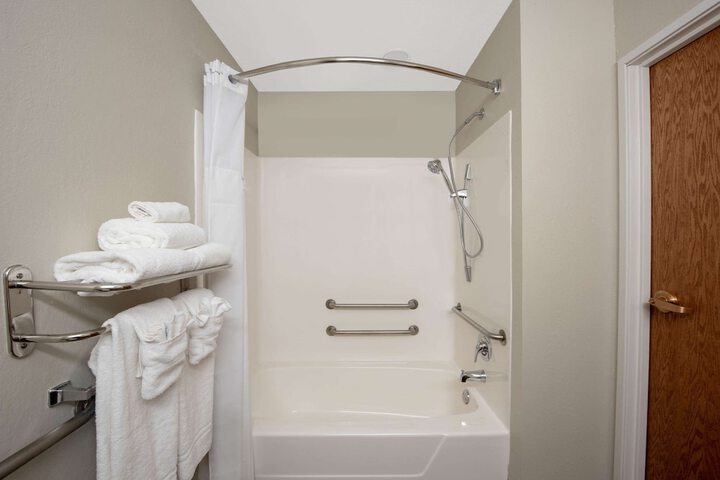1 Queen Bed (16 of 23)