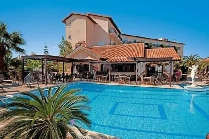 Hotel Pool
