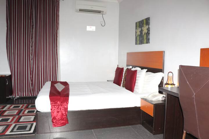 Room 10 of 93