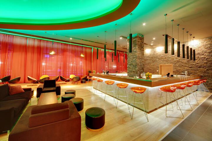 Lounge 113 of 140