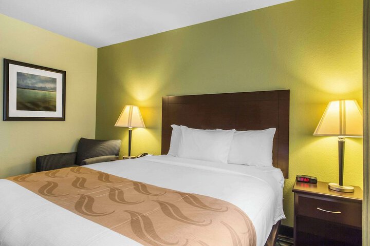 1 Queen Bed (6 of 10)