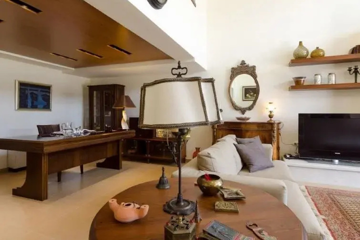 Room 4 of 9