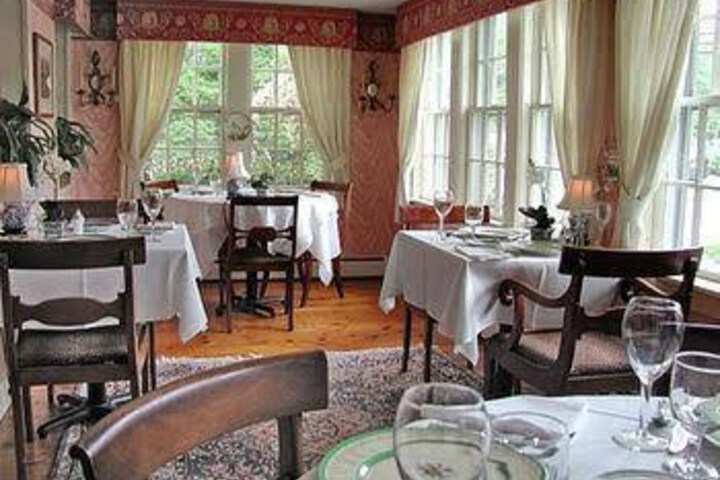 Dining 4 of 11