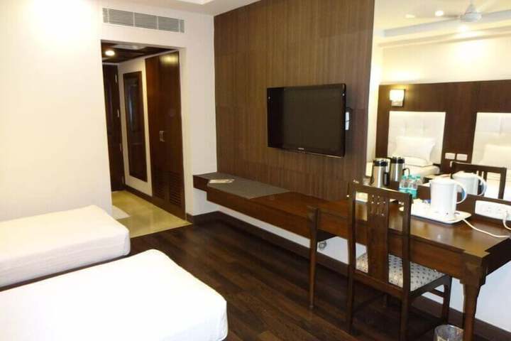 Room 10 of 34