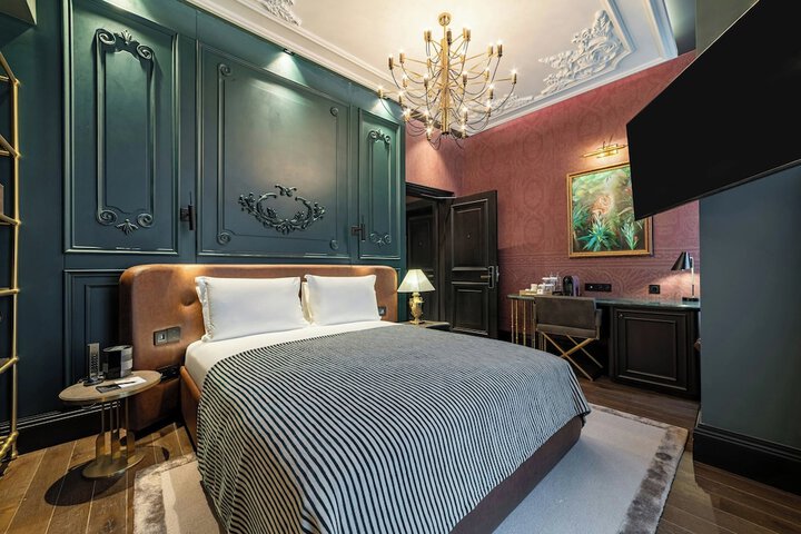 Room 32 of 100