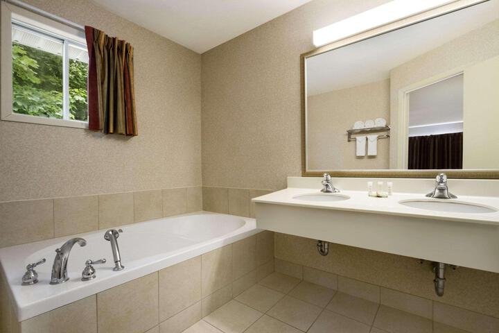 2 Double Beds (7 of 9)