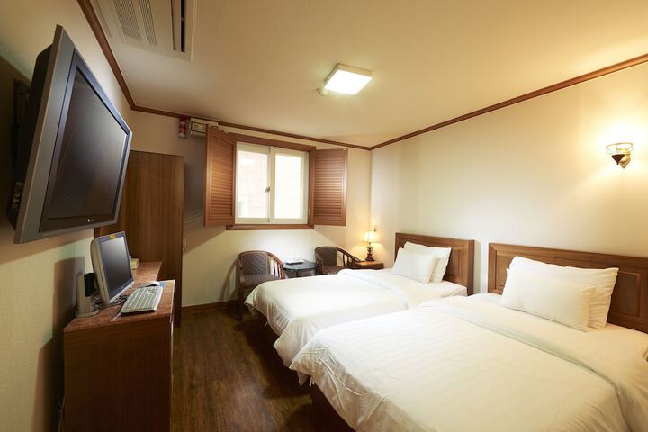 Room 8 of 32