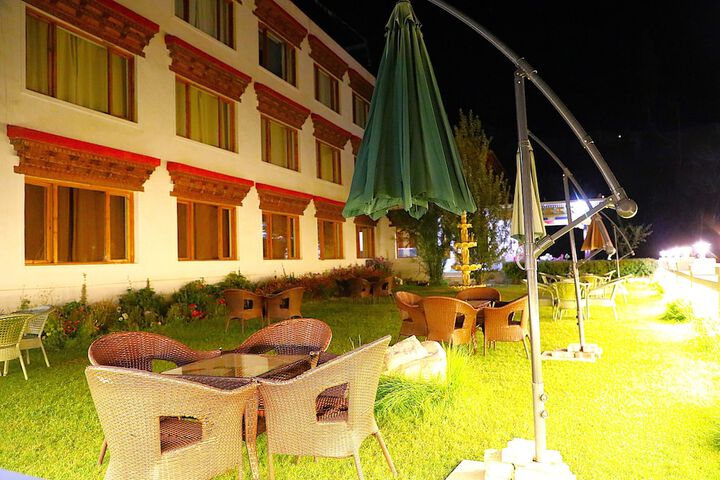 Hotel Exterior 26 of 43