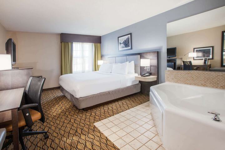 1 King Bed Accessible (4 of 12)
