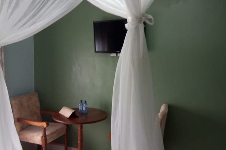 Room 5 of 14