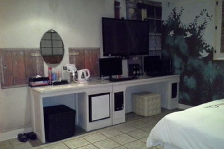 Room 32 of 68