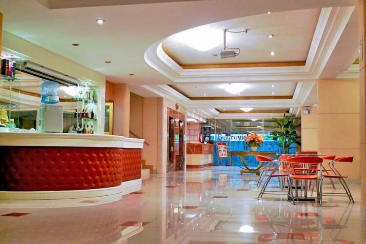 Lounge 30 of 41