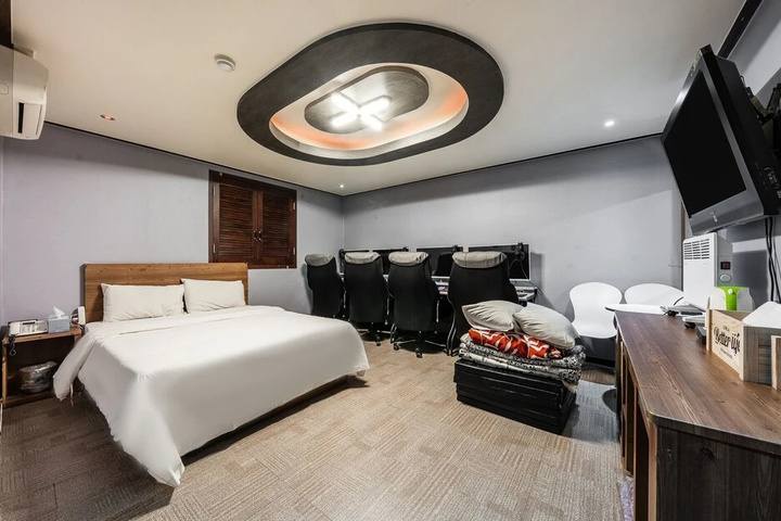 Room 5 of 15