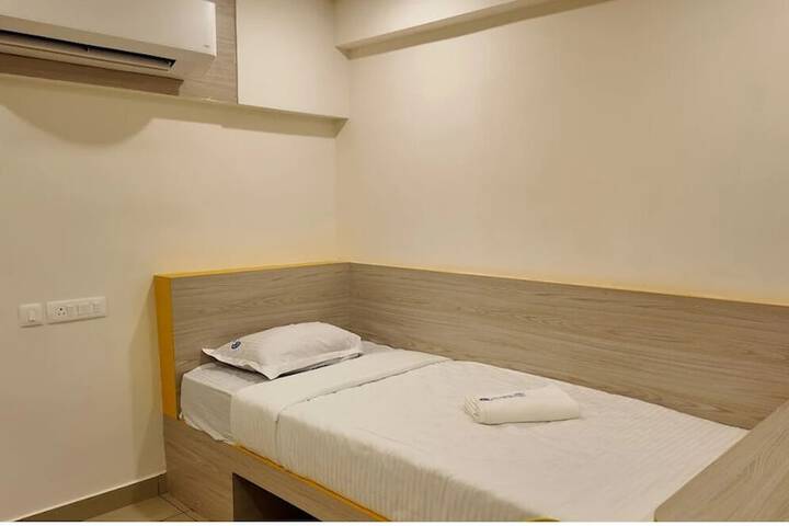 Room 4 of 12