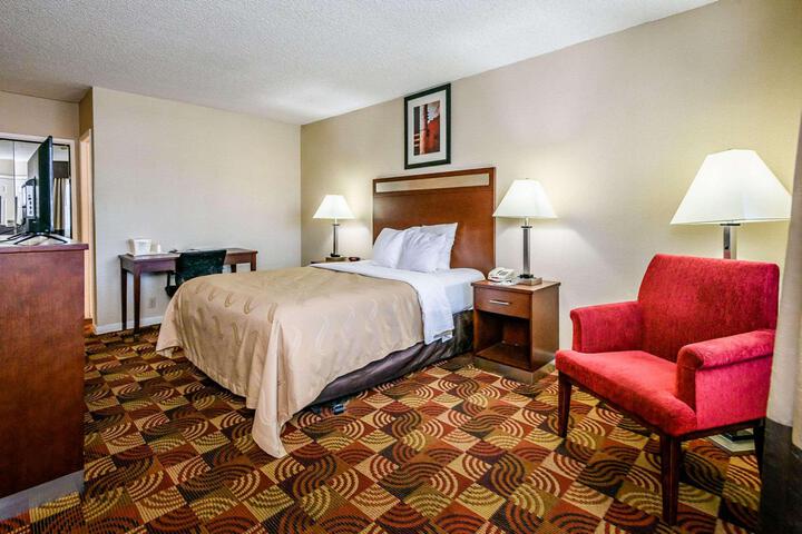 1 Queen Bed (4 of 8)