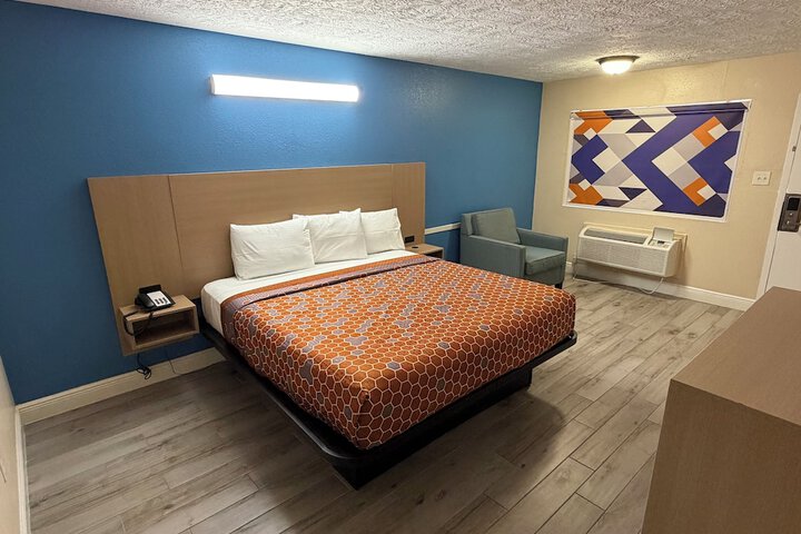 Room 4 of 11