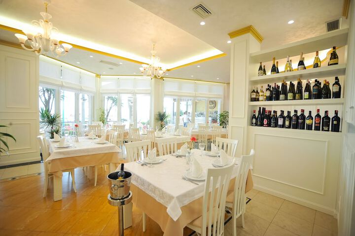 Dining 57 of 103