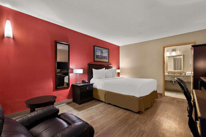 1 Queen Bed (8 of 17)
