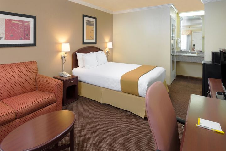1 Queen Bed (1 of 12)