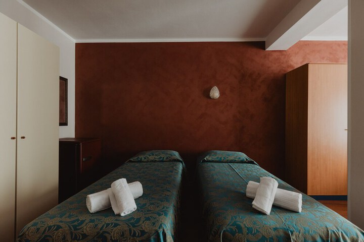 Room 16 of 46