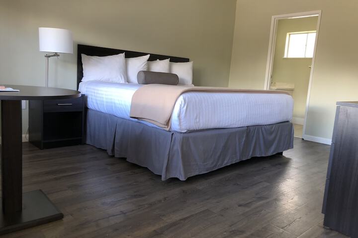 1 King Bed (5 of 9)