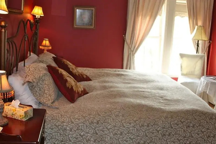 Room 6 of 12