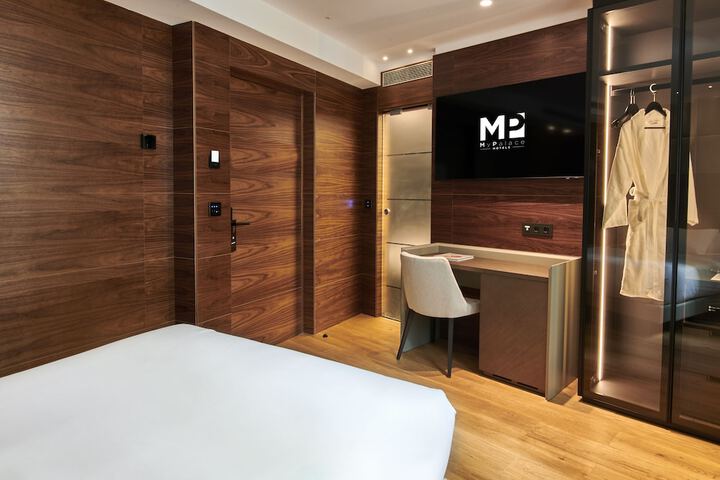 Room 27 of 74