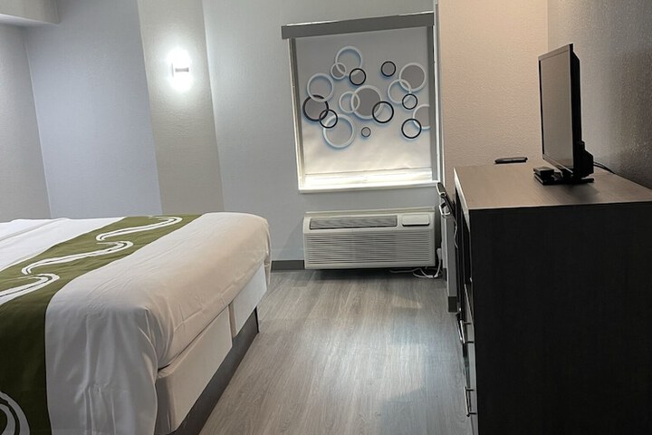 1 King Bed (3 of 26)