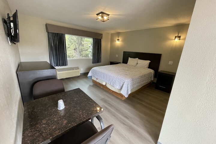 Room 5 of 18