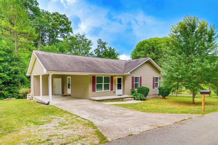 Campton Cottage w / Hot Tub Near Hiking + Climbing
