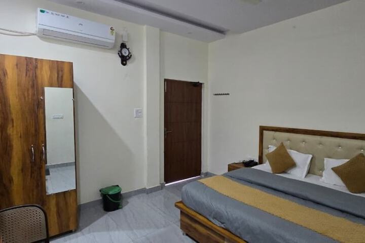 Room 5 of 9