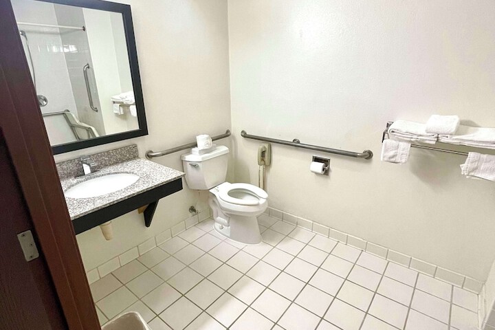 2 Queen Beds Microwave and Refrigerator WiFi Continental Breakfast (1 of 8)